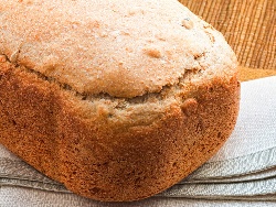 Хляб с меласа, пълнозърнесто брашно, мляко и масло за хлебопекарна (със суха мая) - снимка на рецептата